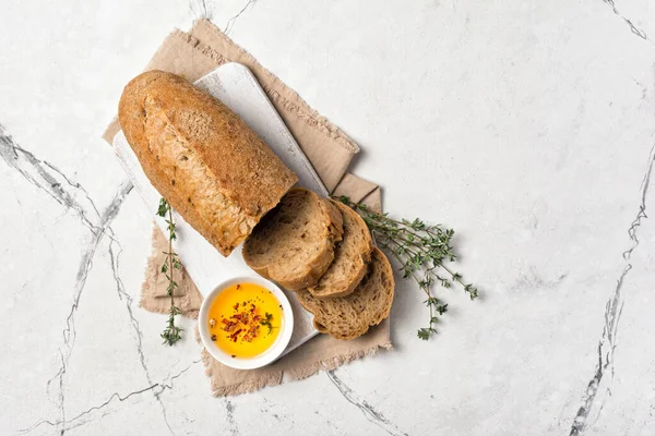 Brood van volkoren brood met olijfolie en specerijen — Stockfoto
