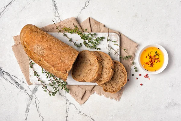 Lekker brood met olijfolie en specerijen — Stockfoto