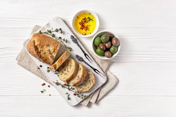 향기 로운 기름이 섞인 맛있는 빵 과 포도 은 포크 가 있는 올리브 열매 — 스톡 사진
