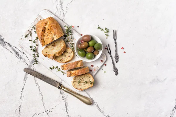 Pane sano con olive e posate vintage — Foto Stock