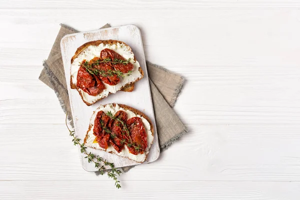 健康三明治配软奶酪和辛辣晒干的西红柿 — 图库照片