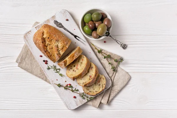 Hälsosamt bröd med oliv och vintage gafflar — Stockfoto