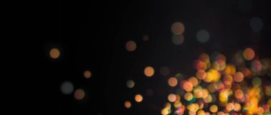 Siyah arkaplan üzerinde bokeh etkisi olan odaksız altın parıltı ve ışık pankartı