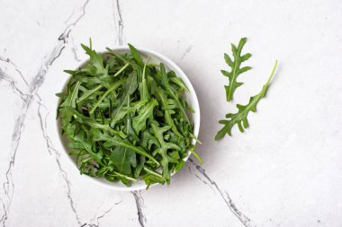 Beyaz mermer arka planda vejetaryen roka salatası manzarası