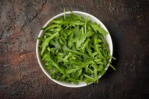 Vista Superior Ensalada Rúcula Vegetariana Sobre Fondo Grunge Oscuro —  Fotos de Stock