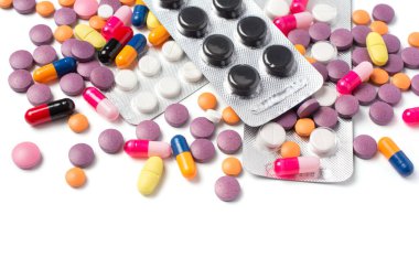 Antibiyotikler, ilaçlar, ağrı kesiciler ve beyaz arka planda izole edilmiş vitaminler gibi çok renkli ilaçlar
