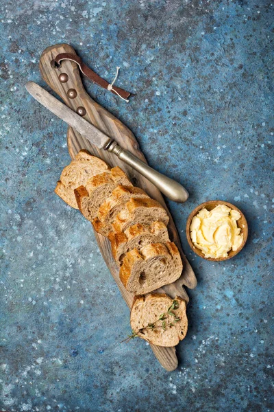 Bovenaanzicht Van Gesneden Brood Houten Rustieke Snijplank Met Boter Tijmkruid — Stockfoto