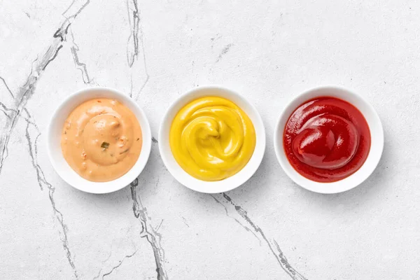 Vista Superior Mostaza Amarilla Ketchup Rojo Salsa Pimentón Tazones Pequeños —  Fotos de Stock