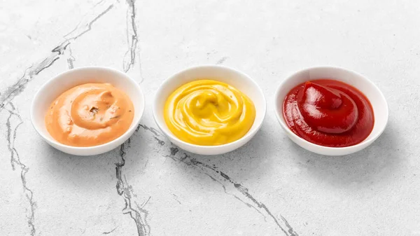 Mostaza Amarilla Ketchup Rojo Salsa Pimentón Tazones Pequeños Sobre Fondo — Foto de Stock