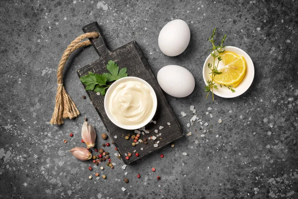 Vista Superior Dos Ingredientes Para Maionese Caseira Como Ovos Limão — Fotografia de Stock