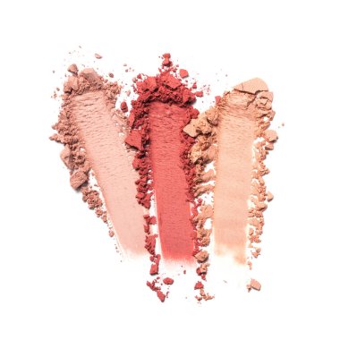 Beyaz arkaplanda izole edilmiş kozmetik ürünü örneği olarak ezilmiş renk far fırça darbeleri