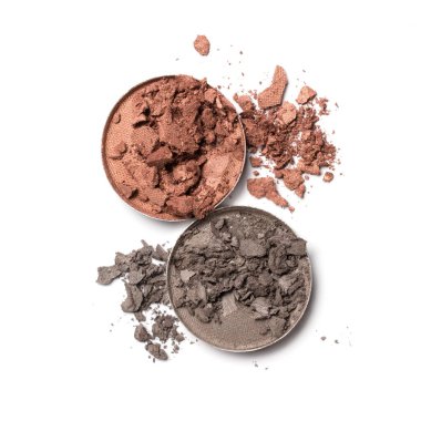 Makyaj için ezilmiş göz farının beyaz arkaplanda izole edilmiş kozmetik ürün örneği olarak üst görünümü