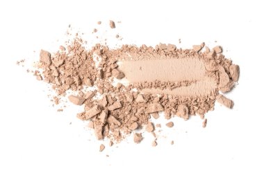 Beyaz arkaplanda izole edilmiş kozmetik ürünü örneği olarak ezilmiş ışık bej göz farları fırça darbeleri