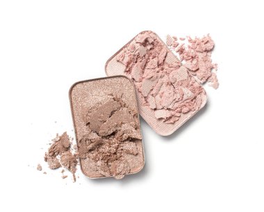 Dikdörtgen açık pembe ve bej ezilmiş göz farlarının üst görünümü beyaz arkaplanda izole edilmiş kozmetik ürün örneği olarak makyaj için