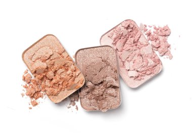 Beyaz arkaplanda izole edilmiş kozmetik ürün örneği olarak makyaj için dikdörtgen renginin üst görünümü ezilmiş göz farları