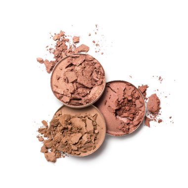 Beyaz arkaplanda izole edilmiş kozmetik ürün örneği olarak kahverengi veya bronz ezilmiş göz farının üst görünümü