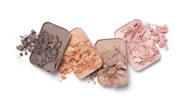 Beyaz arkaplanda izole edilmiş kozmetik ürün örneği olarak makyaj için dikdörtgen renginin üst görünümü ezilmiş göz farları