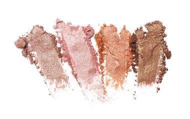 Beyaz arkaplanda izole edilmiş kozmetik ürünü örneği olarak parlak ezilmiş göz farının fırça darbesi