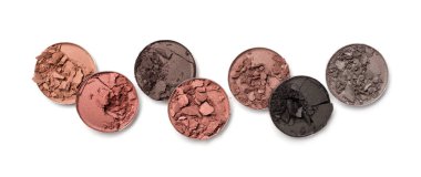 Makyaj için ezilmiş göz farının beyaz arkaplanda izole edilmiş kozmetik ürün örneği olarak üst görünümü