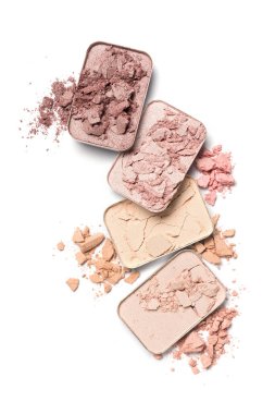 Beyaz arkaplanda izole edilmiş kozmetik ürün örneği olarak makyaj için dikdörtgen renginin üst görünümü ezilmiş göz farının görünümü