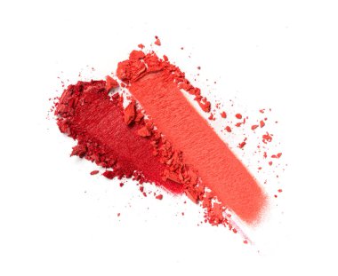 Beyaz arka planda izole edilmiş kozmetik ürünü örneği olarak parlak, ezilmiş kırmızı göz farının fırça darbesi