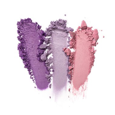 Beyaz arkaplanda izole edilmiş kozmetik ürünü örneği olarak parlak parlak renkli göz farının fırça darbesi