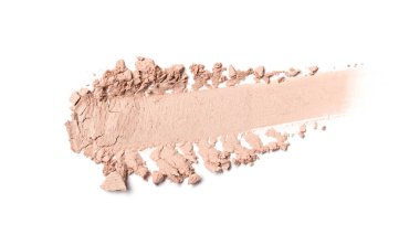 Beyaz arkaplanda izole edilmiş kozmetik ürünü örneği olarak ezilmiş ışık bej göz farları fırça darbeleri