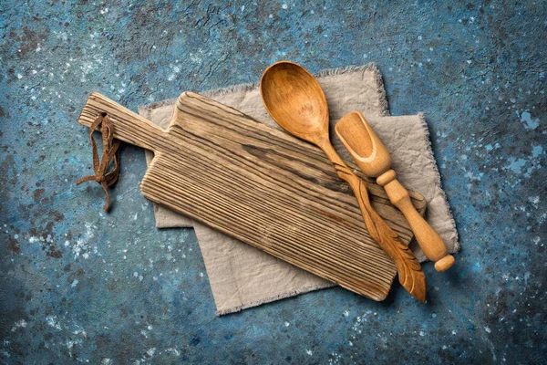 Top View Rustic Wooden Cutting Board Scoop Spoon Linen Napkin — Stock Photo, Image