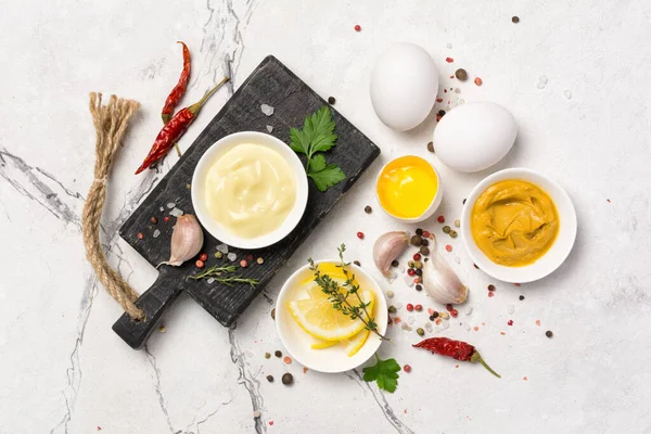 Bovenaanzicht Van Ingrediënten Voor Mayo Saus Als Mosterd Eieren Specerijen — Stockfoto