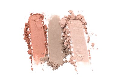 Düz fırça darbesi. Beyaz arkaplanda izole edilmiş kozmetik güzellik ürünü örneği olarak kırık renk göz farı