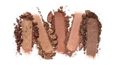 Düz fırça darbesi. Kırık parlak kahverengi ya da bronz renk göz farı beyaz arka grubunda izole edilmiş kozmetik güzellik ürünü örneği olarak