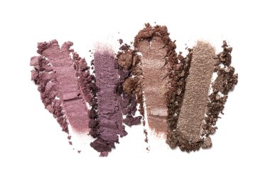 Düz fırça darbesi. Kırık parlak göz farı beyaz arka grubunda izole edilmiş kozmetik güzellik ürünü örneği olarak