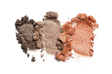 Düz fırça darbesi. Beyaz arka planda izole edilmiş kozmetik güzellik ürünü örneği olarak kırık parlak göz farları