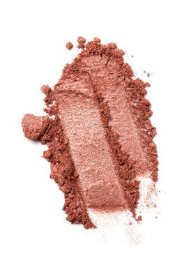 Düz fırça darbesi. Kırık parlak kahverengi ya da bronz renk göz farı beyaz arka grubunda izole edilmiş kozmetik güzellik ürünü örneği olarak