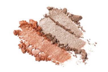 Düz fırça darbesi. Beyaz arka planda izole edilmiş kozmetik güzellik ürünü örneği olarak kırık parlak göz farları