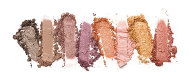 Düz fırça darbesi. Kırık parlak göz farı beyaz arka grubunda izole edilmiş kozmetik güzellik ürünü örneği olarak