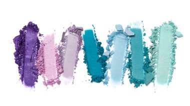 Düz fırça darbeleri. Kırık parlak deniz mavisi ve mor göz farı beyaz arka planda izole edilmiş kozmetik güzellik ürünü örnekleri olarak