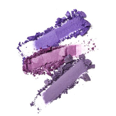 Düz fırça darbeleri. Beyaz arka planda izole edilmiş kozmetik güzellik ürünlerinin örnekleri olarak kırılmış parlak göz farı