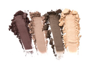 Düz fırça darbeleri. Beyaz arka planda izole edilmiş kozmetik güzellik ürünlerinin örnekleri olarak kırık renk göz farı