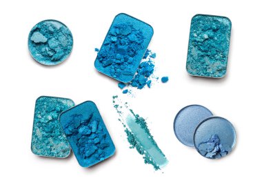 Beyaz arka planda izole edilmiş kozmetik güzellik ürünleri örnekleri olarak kırılmış parlak turkuaz göz farları