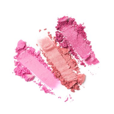 Düz fırça darbeleri. Beyaz arka planda izole edilmiş kozmetik ürünü örneği olarak kırık parlak pembe göz farları