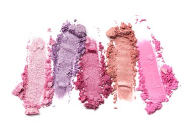 Düz fırça darbeleri. Beyaz arkaplanda izole edilmiş kozmetik ürün örneği olarak kırık parlak renk göz farı