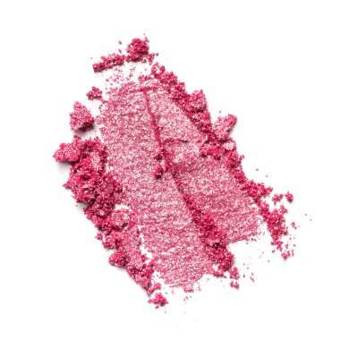 Düz fırça darbesi. Beyaz arkaplanda izole edilmiş kozmetik ürün örneği olarak kırık parlak mor göz farı