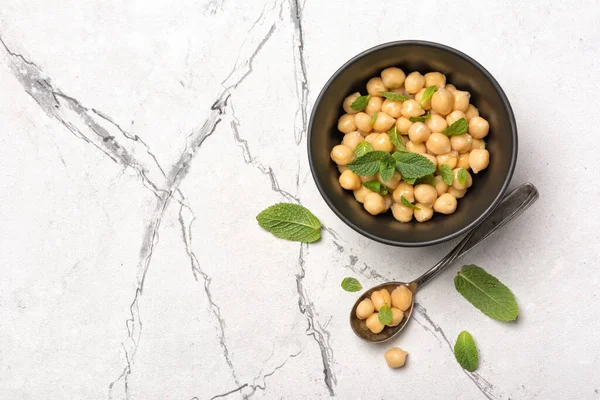 Vista Superior Garbanzos Tazón Con Especias Hojas Menta Como Ingrediente —  Fotos de Stock