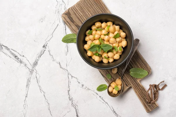 Vista Superior Garbanzos Tazón Con Especias Hojas Menta Como Ingrediente —  Fotos de Stock