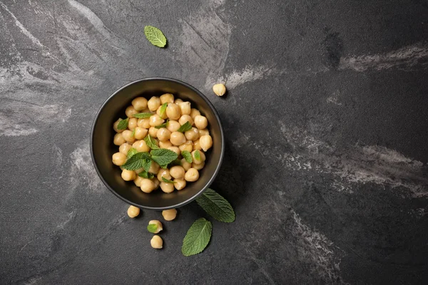 Vista Superior Garbanzos Tazón Con Especias Hojas Menta Como Ingrediente —  Fotos de Stock