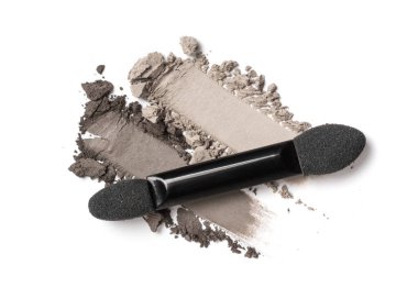 Düz fırça darbeleri. Beyaz arkaplanda izole edilmiş kozmetik güzellik ürünü örneği olarak kırık gri göz farı