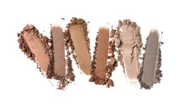 Düz fırça darbeleri. Kırık renk, beyaz arkaplanda izole edilmiş kozmetik güzellik ürünü örneği olarak göz farını ayarlar