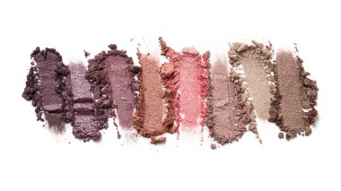 Düz fırça darbeleri. Beyaz arka planda izole edilmiş kozmetik güzellik ürünü örnekleri olarak kırılmış çok renkli göz farları