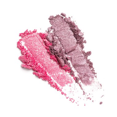 Düz fırça darbeleri. Kırık pembe ve mor göz farı beyaz arka planda izole edilmiş kozmetik güzellik ürünü örnekleri gibi.